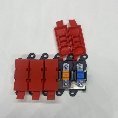Combinazione in più di piccoli bulloni fissato tenitore di fusibile